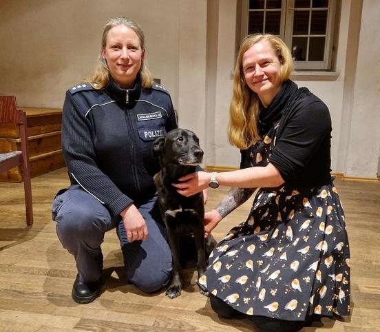 Polizeihauptkommissarin Freya Lindauer-Schulze und Jana Dietz von der Kontakt- und Drogenberatungsstelle für junge Leute mit Therapiehund Lotte.