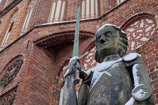 Den Roland stellen Azubis der Stadtverwaltung am 15. Dezember in den Mittelpunkt ihrer Adventskalender-Aktion.