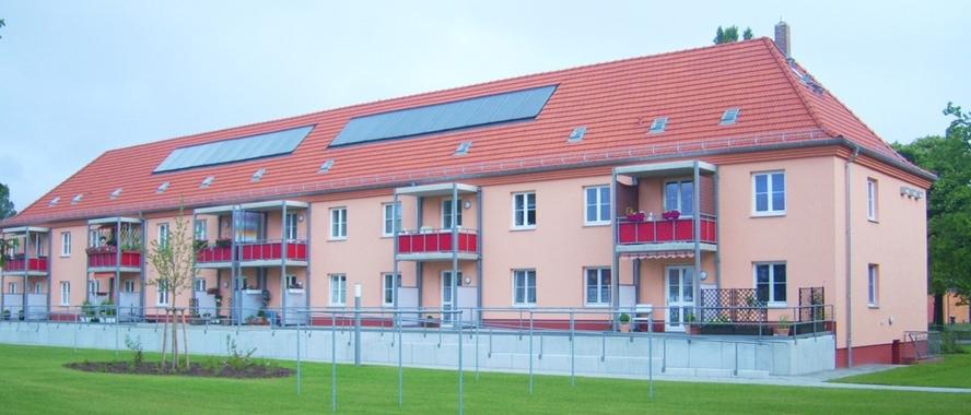 2-stöckiges Wohnhaus mit Balkonen und barrierefreien Zugang