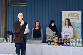 Ein Mann mit Mikro in der Hand