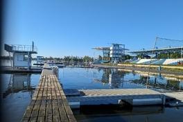vorbereitetes Kanu-Polo-Spielfeld im Vordergrund, im Hintergrund die Regattastrecke Beetzsee (Richterturm und Zuschauertribüne)