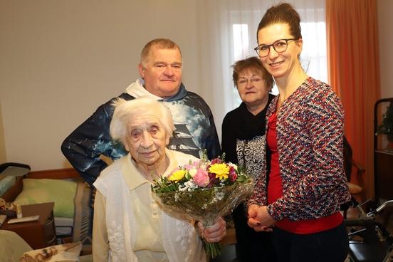 Meta Altenkrüger mit Neffe Axel Schulze, Nichte Karla Jackisch und Alexandra Adel