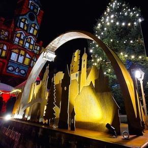 illuminiertes Altstädtisches Rathaus mit Schwippbogen