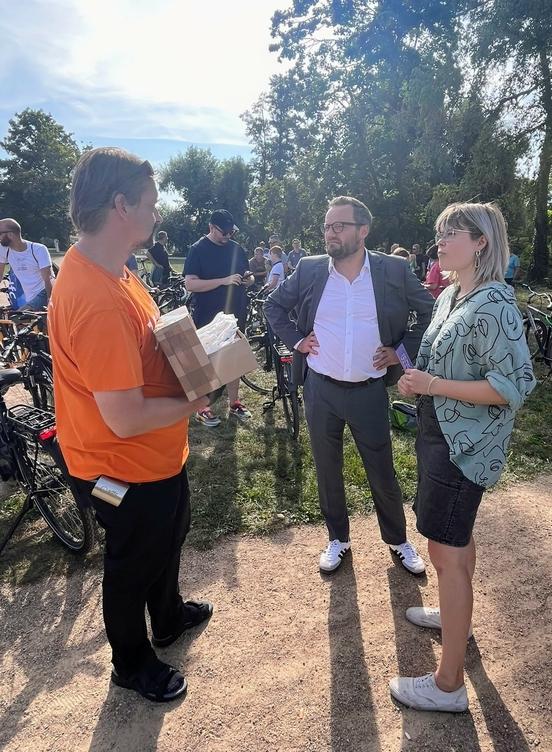 ADFC-Kreisvorsitzender Marcel Welte im Gespräch mit Bürgermeister Michael Müller und der Radverkehrsbeauftragten Anne Andersen