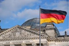 Die deutsche Flagge weht vor dem Bundestag in Berlin