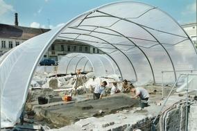 Bild mit Zelt von den Ausgrabungen auf dem Neustädtischen Markt.