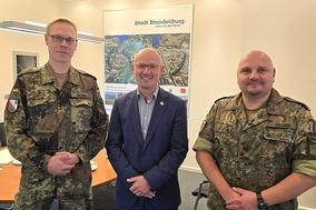 Oberstleutnant Christian Matera, Oberbürgermeister Daniel Keip und Oberstleutnant André Becker.