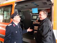 Technik Auch im hohen Alter interessierte sich Helmut Lendel (links) noch für die neueste Feuerwehrtechnik.