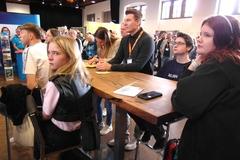 Jugendliche lauschen den Vorträgen