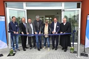 Mit dem Banddurchschnitt zur Freigabe des Haupteinganges gilt das neue Service-Center der Lafim-Diakonie als eröffnet.