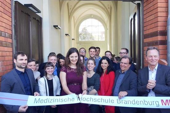 Studierende der MHB durchschneiden das Band zum Campus