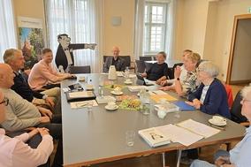 Kuratorium und Vorstand der "Vicco von Bülow Stiftung" kamen im Rolandzimmer des Rathauses zusammen und wurden vom Oberbürgermeister besucht.