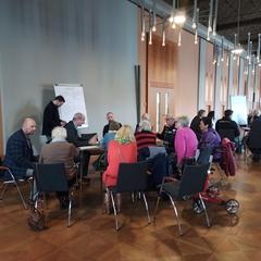 Menschen bei der Veranstaltung sprechen gemeinsam über das Thema Mobilität