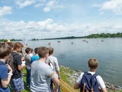 Zuschauer Kurz vor dem Start steigt bei den Mitschülern an Land die Spannung.