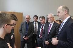 Schüler der BOS Kirchmöser stellen dem Ministeräsidenten Dr. Dietmar Woidke, Dieter Wagon, Chef der Regionaldirektion Berlin-Brandenburg der Agentur für Arbeit, Arbeitsminister Günter Baaske und Bürgermeister Steffen Scheller ihre Projekte vor. (v. r.n.l.)