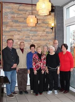 Eine Gruppe älterer Menschen steht vor einer Wand. Es handelt sich um den neuen Seniorenbeirat der Stadt Brandenburg an der Havel