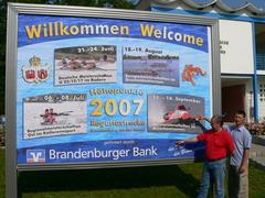 Micha Kenzler vom Regattateam Brandenburg und Regattastrecken-Chef Uwe Philipp präsentieren das Großplakat mit den Höhepunkten 2007. Micha Kenzler vom Regattateam Brandenburg und Regattastrecken-Chef Uwe Philipp präsentieren das Großplakat mit den Höhepunkten 2007.