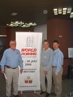 Hartmut Duif, FISA-Präsident Dennis Oswald und Uwe Philipp (von links) beim Kongress in Palermo