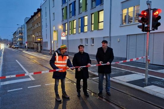 Planer Jan Michel, Oberbürgemeister Steffen Scheller und VBBr-Geschäftsführer Jörg Vogler haben am Montagmorgen die Bauhofstraße freigegeben.