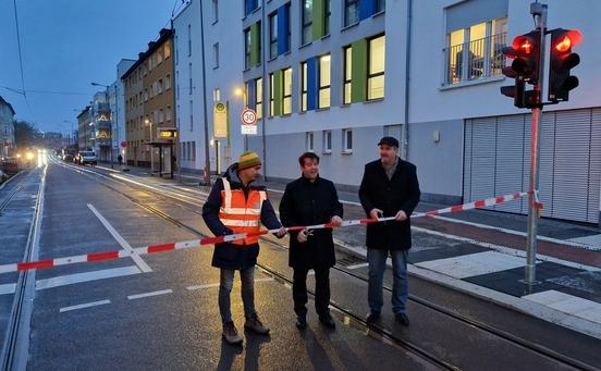 Planer Jan Michel, Oberbürgemeister Steffen Scheller und VBBr-Geschäftsführer Jörg Vogler haben am Montagmorgen die Bauhofstraße freigegeben.