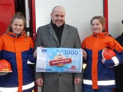 Scheckübergabe Steinecke-Verkaufsleiter Jens Stapel mit Melina Kämpfe (links) und Denise Stahn von der Jugendfeuerwehr Wust.