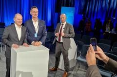 Nach der 95-minütigen Gesprächsrunde konnten sich Besucher mit dem Bundeskanzler ablichten lassen, wovon auch Dennis Bohne Gebrauch machte.