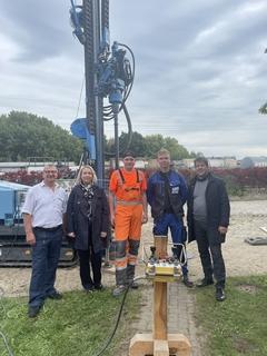 Oberbürgermeister Steffen Scheller und die Erste Beigeordnete vom Landkreis Havelland, Elke Nermerich, im Außenbereich des ÜAZ beim Brunnen- und Spezialtiefbau