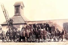 Ein Teamfoto von 1935 vor dem Gerätehaus, das heute noch steht
