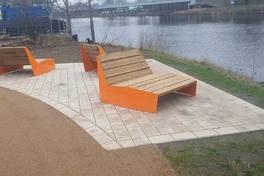 neu gestalteter Uferbereich mit Sitzgelegenheiten