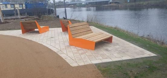 neu gestalteter Uferbereich mit Sitzgelegenheiten