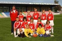 E-Junioren des BSC Süd 05 E-Junioren und Trainer auf dem Spielfeld