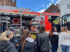 Schüler informieren sich bei der Feuerwehr