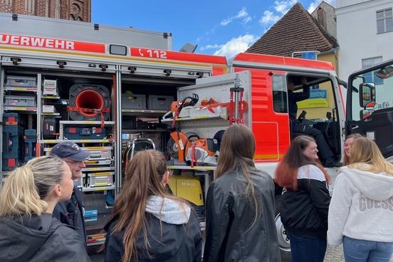 Schüler informieren sich bei der Feuerwehr