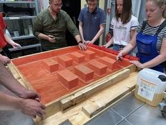 Bewehrung Studenten bauen die Bewehrung für ihr Betonboot