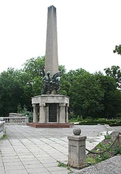 Sowjetisches Ehrenmal Obelisk mit Figuren
