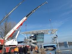Das segelförmige Dach überspannt den neuen Zielrichterturm und die VIP-Tribüne. Das segelförmige Dach überspannt den neuen Zielrichterturm und die VIP-Tribüne.