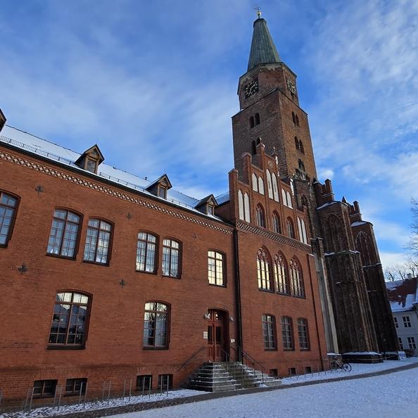 Dom und Domaula in Schneelandschaft.