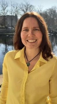 Foto der Gleichstellungsbeauftragten der Stadt Brandenburg an der Havel Jeannette Horn: Frau mit mittellangen braunen Haaren in gelber Bluse lächelt in die Kamera