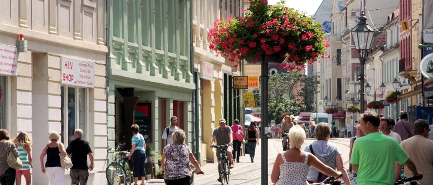 Stadtleben in Brandenburg an der Havel Fußgängerzone mit vielen Menschen in der Hauptstraße