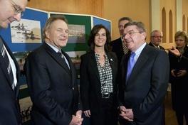 FISA-Executiv Direktor Matt Smith / FISA Präsident Denis Oswald / Katharina Witt / DRV-Präsident Siegfried Kaidel / IOC Vizepräsident und Präsident des DSB, Dr. Thomas Bach/dahinter der Präsident des LRV Brandenburg Hartmut Duif und die neue Sportmi