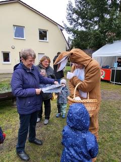 Osterhase mit Festbesuchern