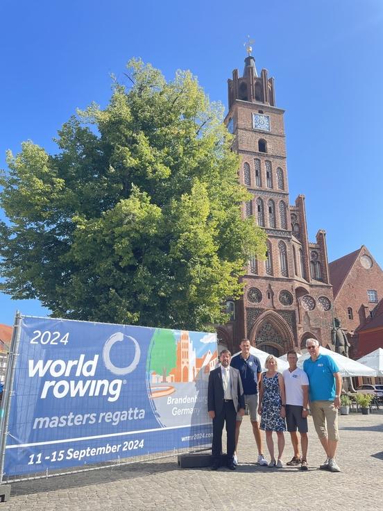 Präsentierten das Banner: Oberbürgermeister Steffen Scheller, Ruderer Beilfuß, Kornmesser (MdL), Regattastreckenleiter Philipp und Orgchef Garmatter