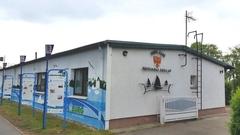 Seglerheim Ein Gebäude mit einer bemalten Wand.