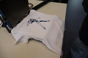Logo von einem Mädchen auf der Shirt-Vorderseite.