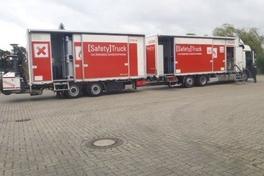 Foto des Schadstoffmobils: Roter Truck mit Anhänger