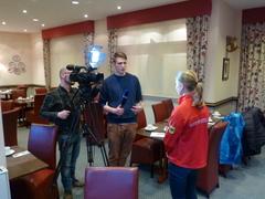 Fini Sturm beim Interview mit dem lokalen TV-Sender SKB.