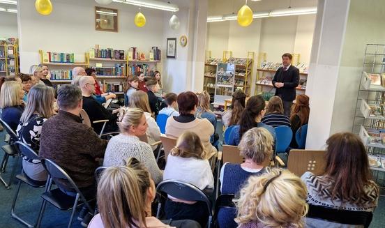 Oberbürgermeister Steffen Scheller hieß alle Bücherfreunde willkommen und drückte den Vorlesenden die Daumen.