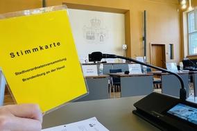 eine gelbe Abstimmkarte