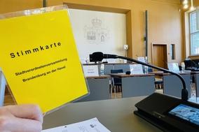 eine gelbe Stimmkarte