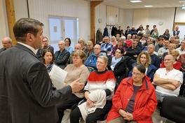 Oberbürgermeister Steffen Scheller vor Ort in Schmerzke.